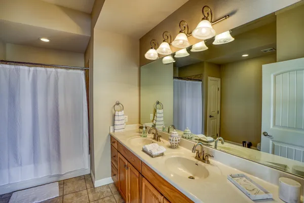 $2,200 | 101 West Bank, Unit 22, Horseshoe Bay, TX 78657