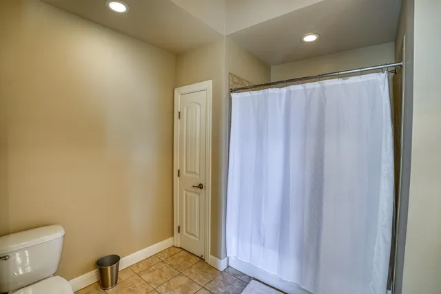 $2,200 | 101 West Bank, Unit 22, Horseshoe Bay, TX 78657