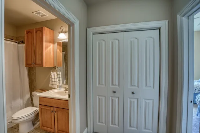 $2,200 | 101 West Bank, Unit 22, Horseshoe Bay, TX 78657