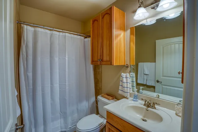 $2,200 | 101 West Bank, Unit 22, Horseshoe Bay, TX 78657