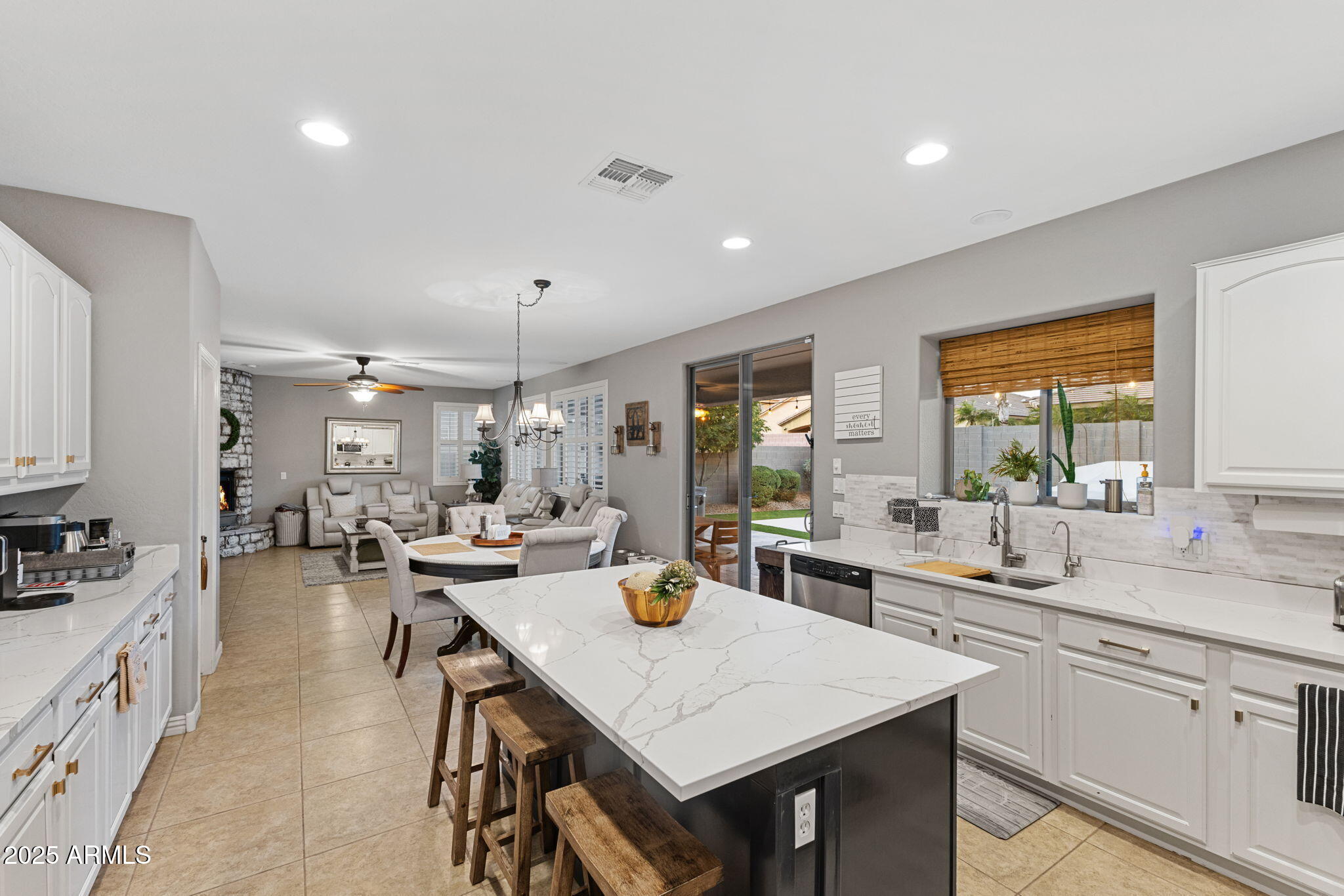 1918 West Bonanza Lane Phoenix, AZ 85085 - Photo 12 of 50 12-web-or-mls-8 - Kitchen Breakfast Livi