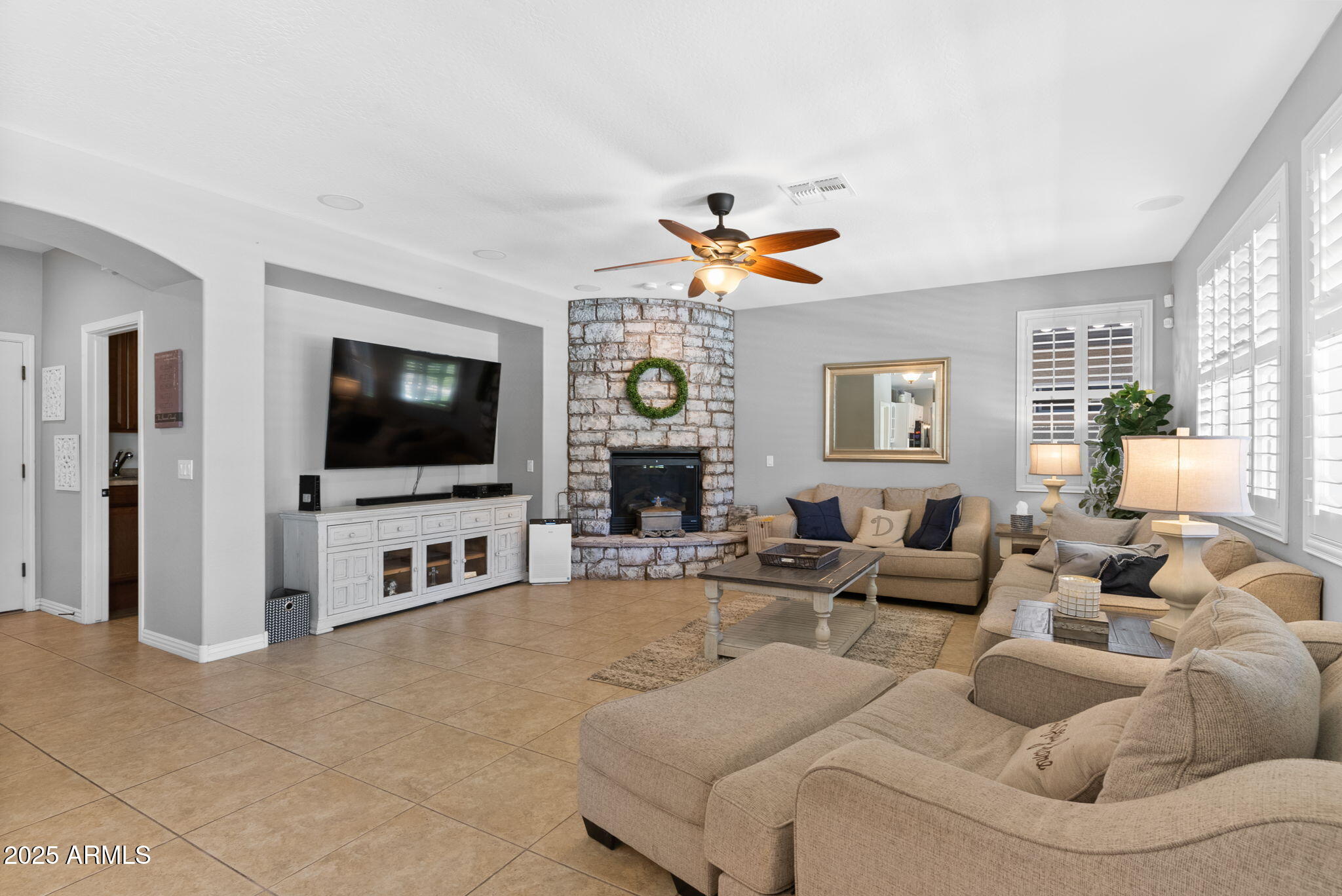 1918 West Bonanza Lane Phoenix, AZ 85085 - Photo 18 of 50 18-web-or-mls-14 - Living