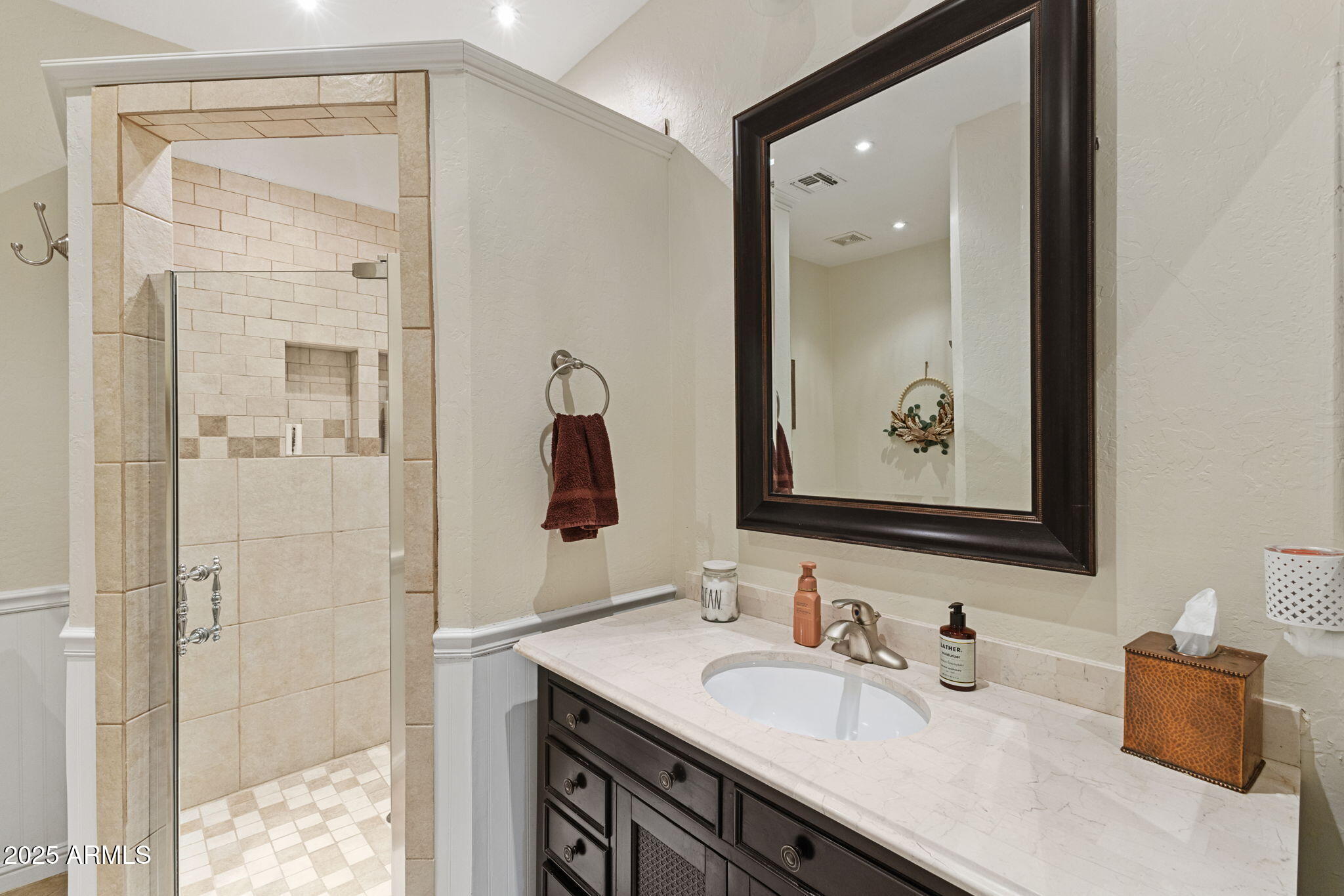 1918 West Bonanza Lane Phoenix, AZ 85085 - Photo 33 of 50 32-web-or-mls-29 - Downstairs Ensuite Ba