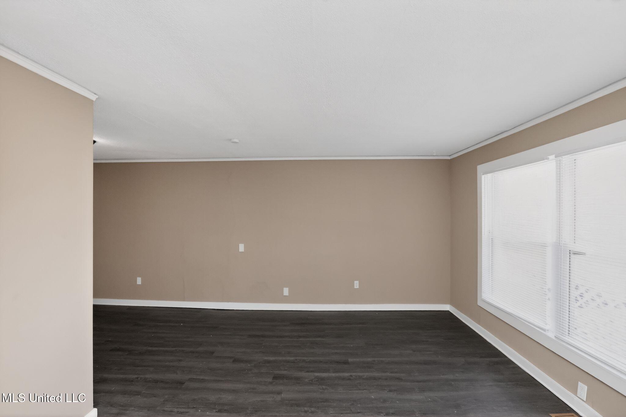 421 Benning Road Jackson, MS 39206 - Photo 12 of 37 19_421_Benning_Rd_Jackson_MS_39206-Livin