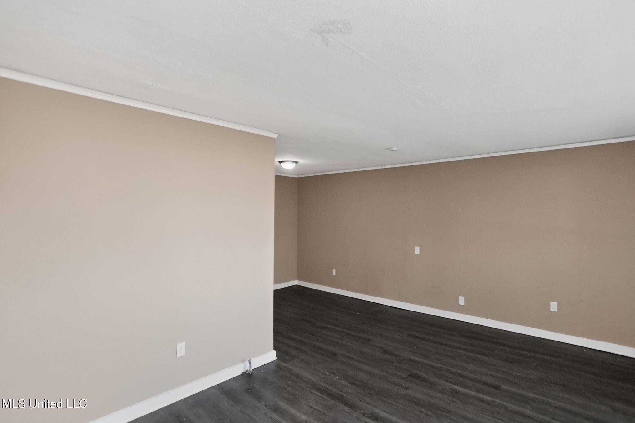 421 Benning Road Jackson, MS 39206 - Photo 13 of 37 24_421_Benning_Rd_Jackson_MS_39206-Livin