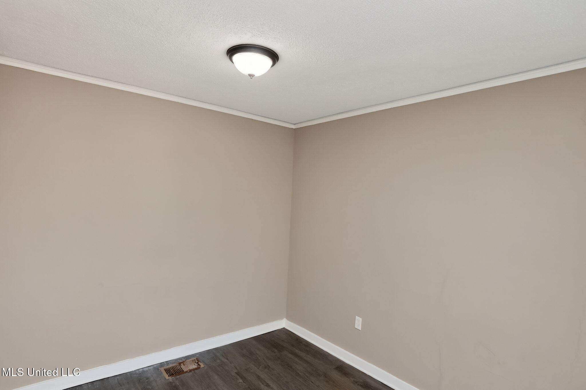 421 Benning Road Jackson, MS 39206 - Photo 14 of 37 23_421_Benning_Rd_Jackson_MS_39206-Livin