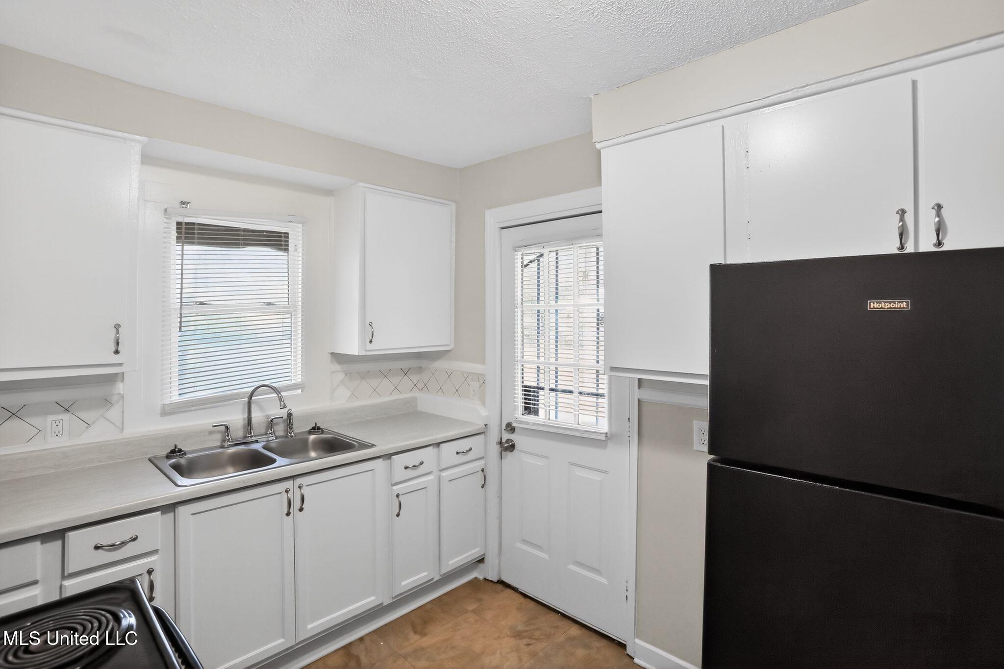 421 Benning Road Jackson, MS 39206 - Photo 18 of 37 27_421_Benning_Rd_Jackson_MS_39206-Kitch