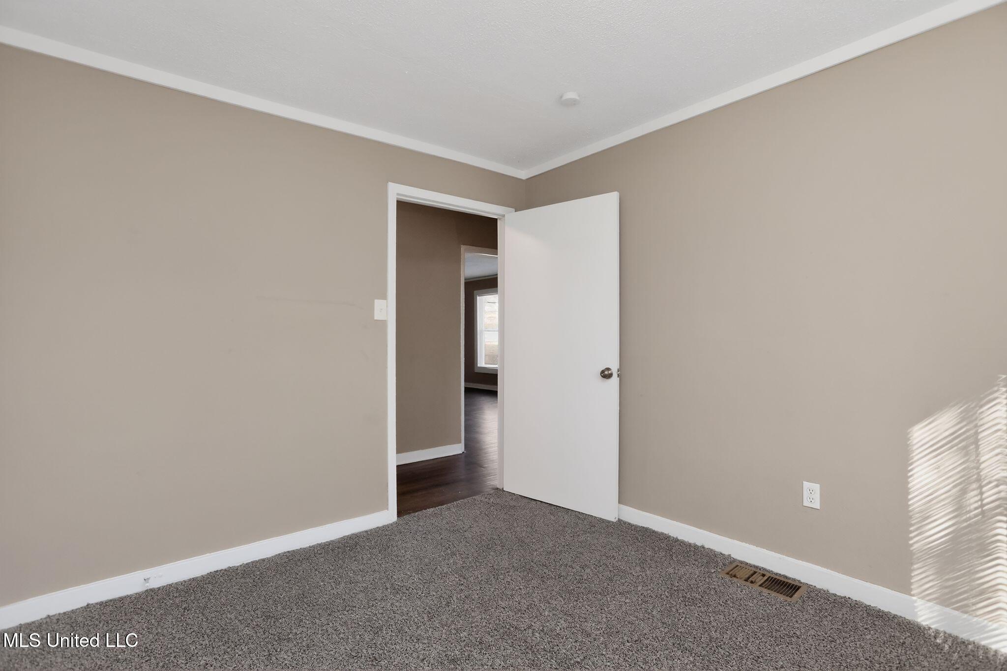 421 Benning Road Jackson, MS 39206 - Photo 21 of 37 16_421_Benning_Rd_Jackson_MS_39206-Livin