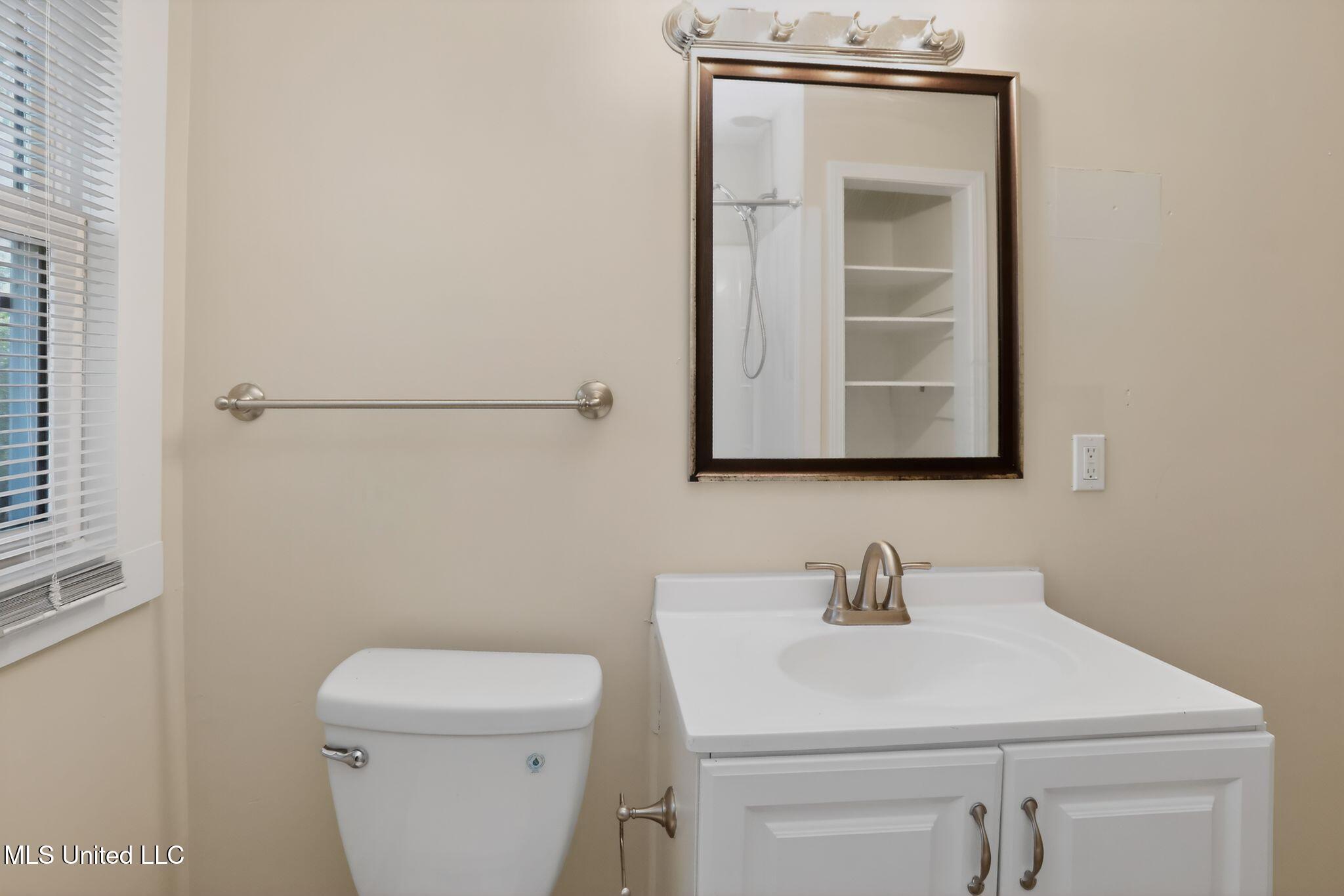 421 Benning Road Jackson, MS 39206 - Photo 31 of 37 34_421_Benning_Rd_Jackson_MS_39206-Bathr