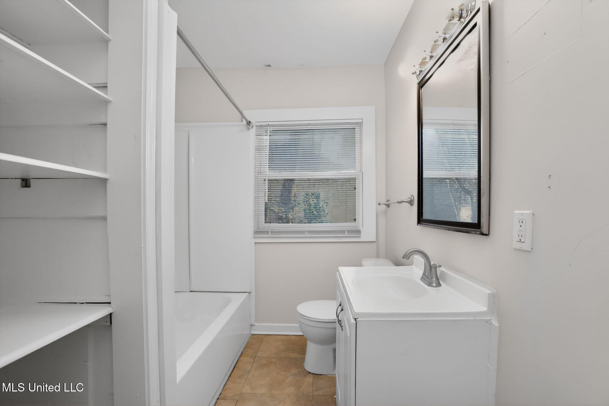 421 Benning Road Jackson, MS 39206 - Photo 32 of 37 35_421_Benning_Rd_Jackson_MS_39206-Bathr