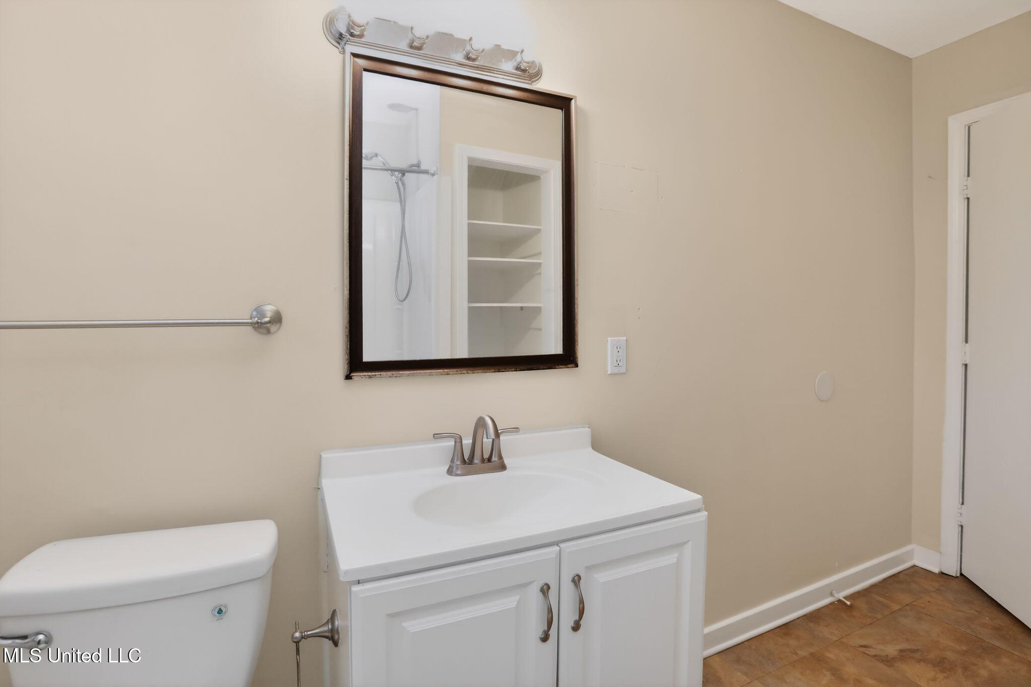 421 Benning Road Jackson, MS 39206 - Photo 33 of 37 36_421_Benning_Rd_Jackson_MS_39206-Bathr