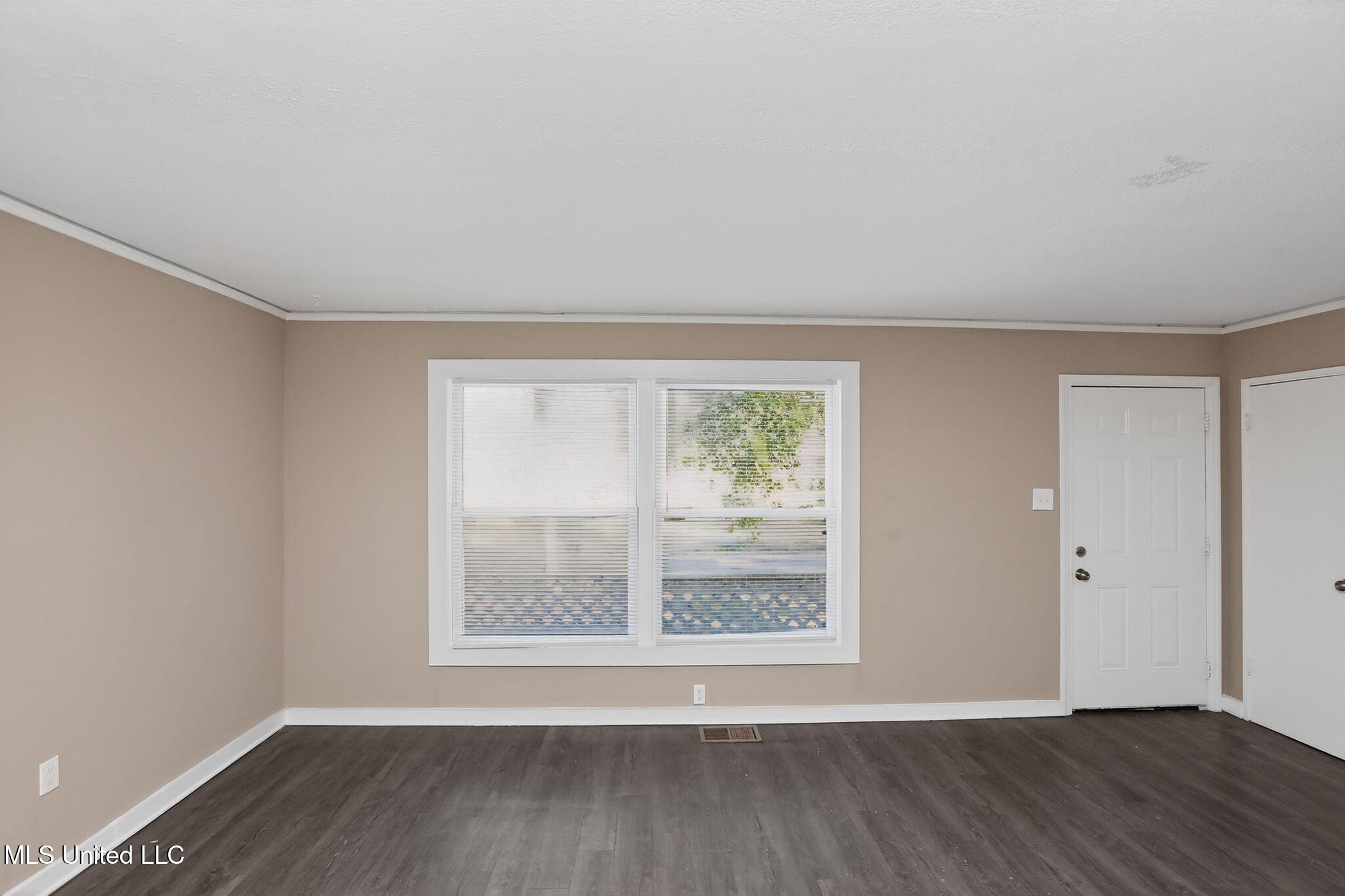 421 Benning Road Jackson, MS 39206 - Photo 6 of 37 10_421_Benning_Rd_Jackson_MS_39206-Foyer