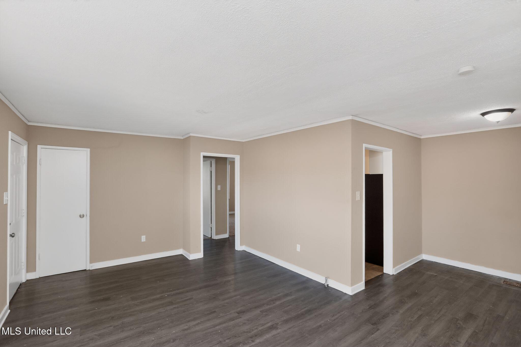 421 Benning Road Jackson, MS 39206 - Photo 9 of 37 13_421_Benning_Rd_Jackson_MS_39206-Livin