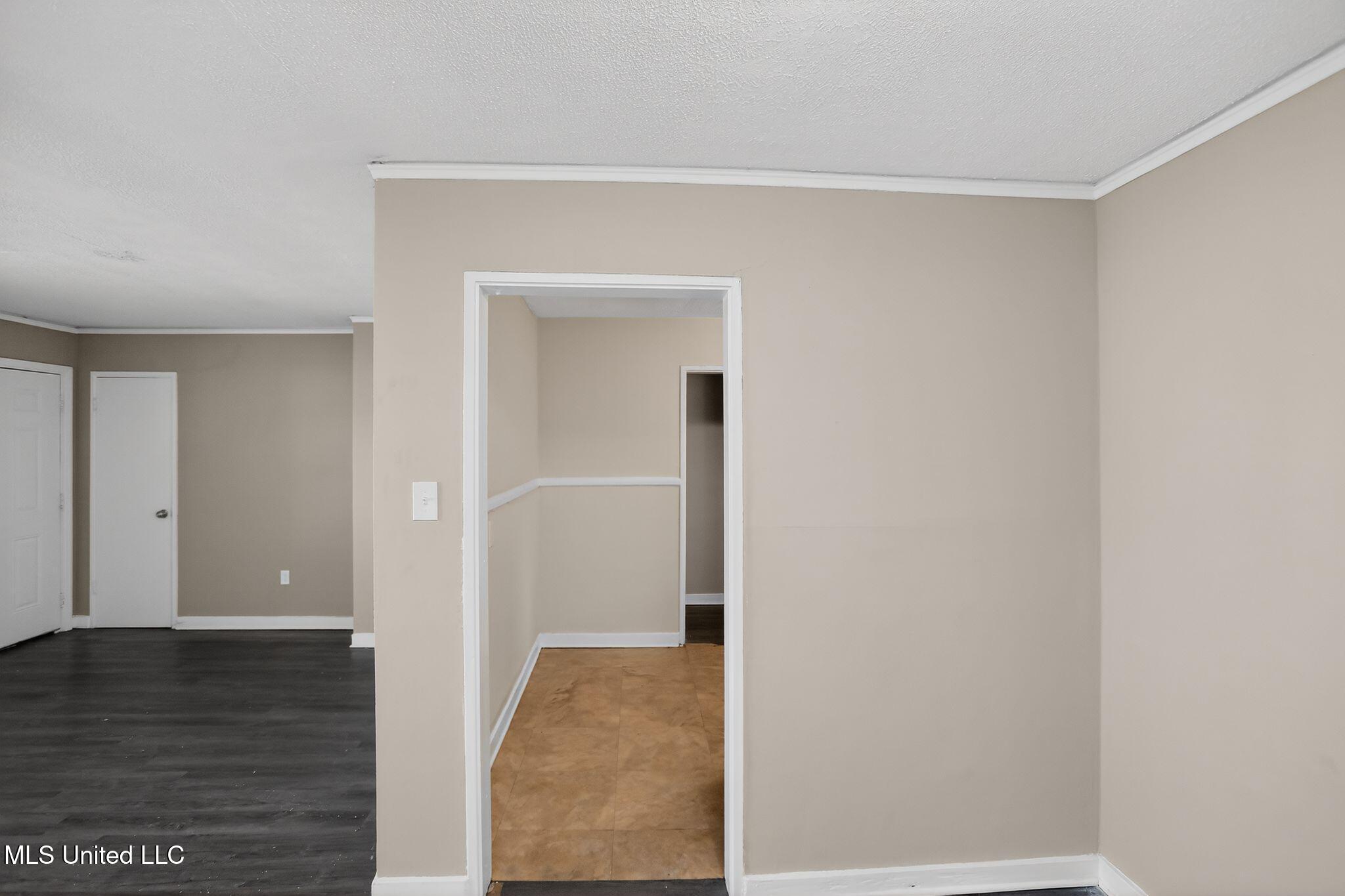 421 Benning Road Jackson, MS 39206 - Photo 10 of 37 15_421_Benning_Rd_Jackson_MS_39206-Livin