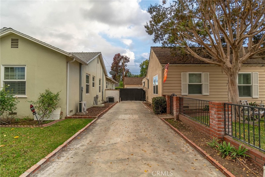 9920 Broadway Temple City, CA 91780 - Photo 3 of 26 a front view of a house with garden