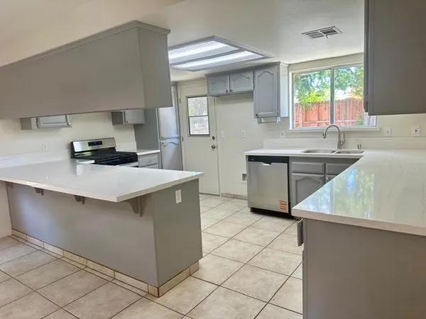 $389,950 | 911 3rd Street, Sanger, CA 93657