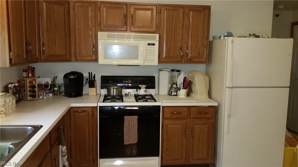 2123 Conwill Road Stow, OH 44224 - Photo 12 of 24 Gas range, refrigerator, microwave, and dishwasher stay.