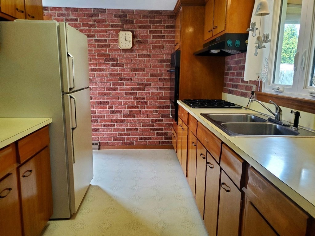668 Mohawk Road Somerset, MA 02726 - Photo 2 of 9 Gallery Image 2