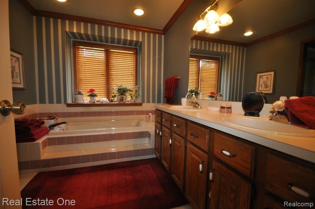 1274 Grandview Drive Rochester, MI 48306 - Photo 16 of 30 14.jpg