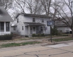 503 Taylor Street Ottawa, IL 61350 - Photo 3 of 4 a front view of a house with garden