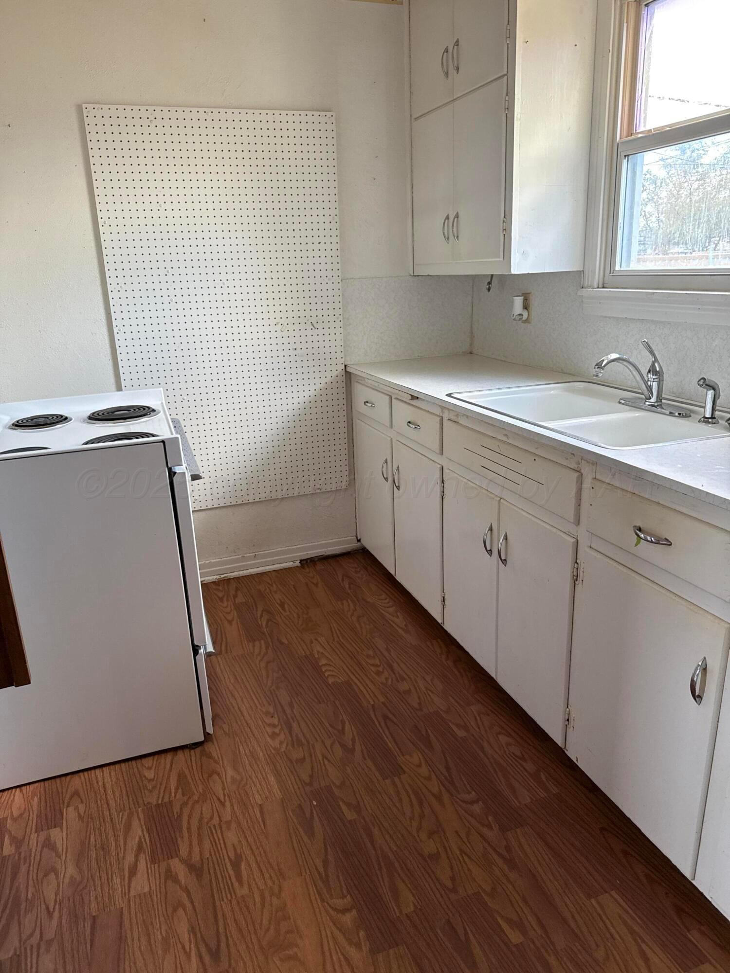 808 Ave P Sunray, TX 79086 - Photo 5 of 11 Kitchen