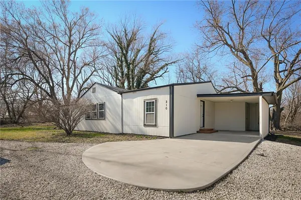 $325,000 | 210 Grand Street, Gardner, KS 66030