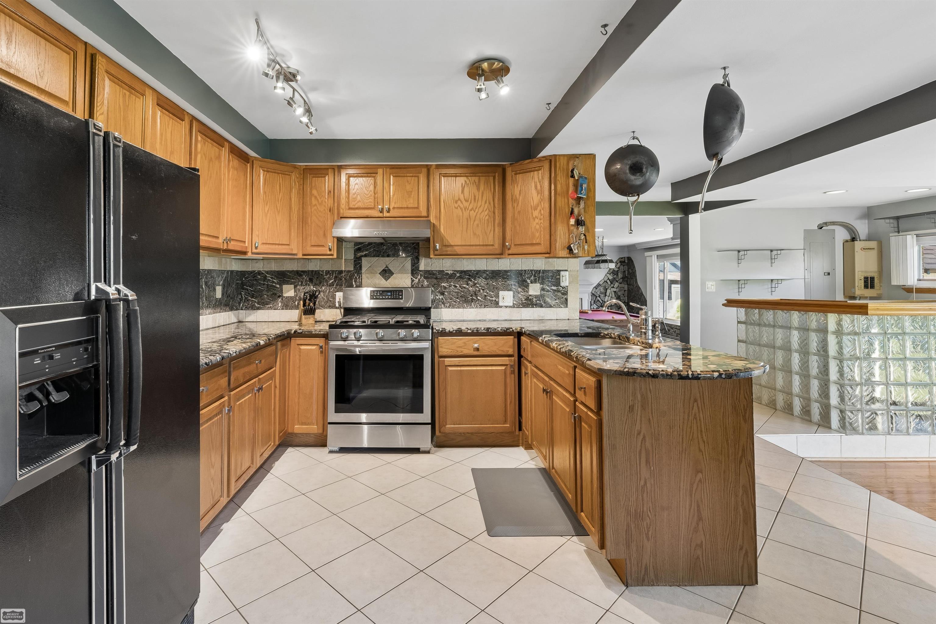 28697 South River Road Harrison Township, MI 48045 - Photo 15 of 41