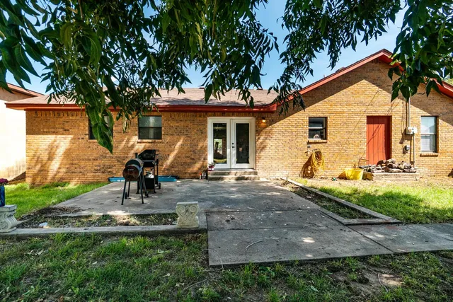 a view of a house with backyard