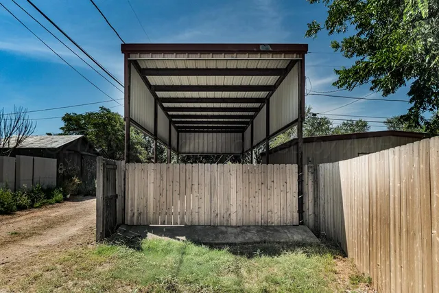 a view of a backyard