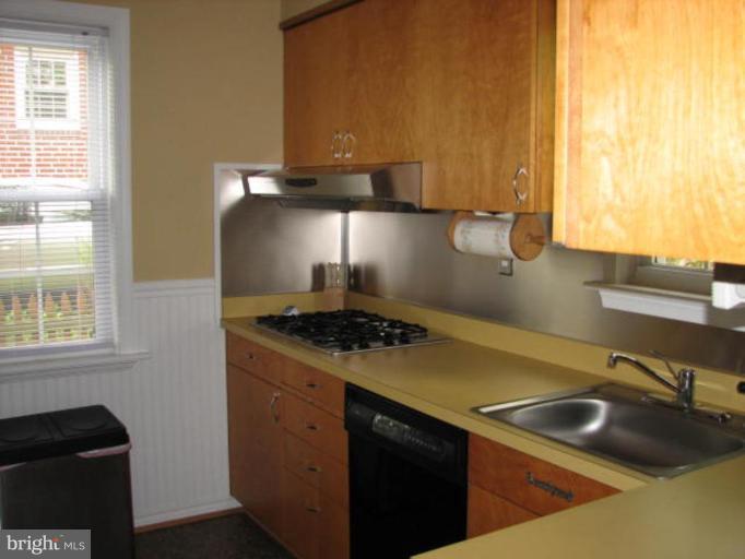30 Dunmore Road Catonsville, MD 21228 - Photo 4 of 13 Kitchen