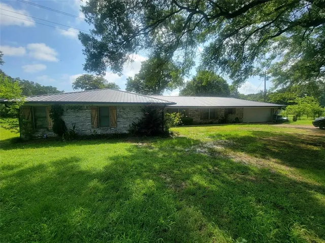 a view of a house with a backyard