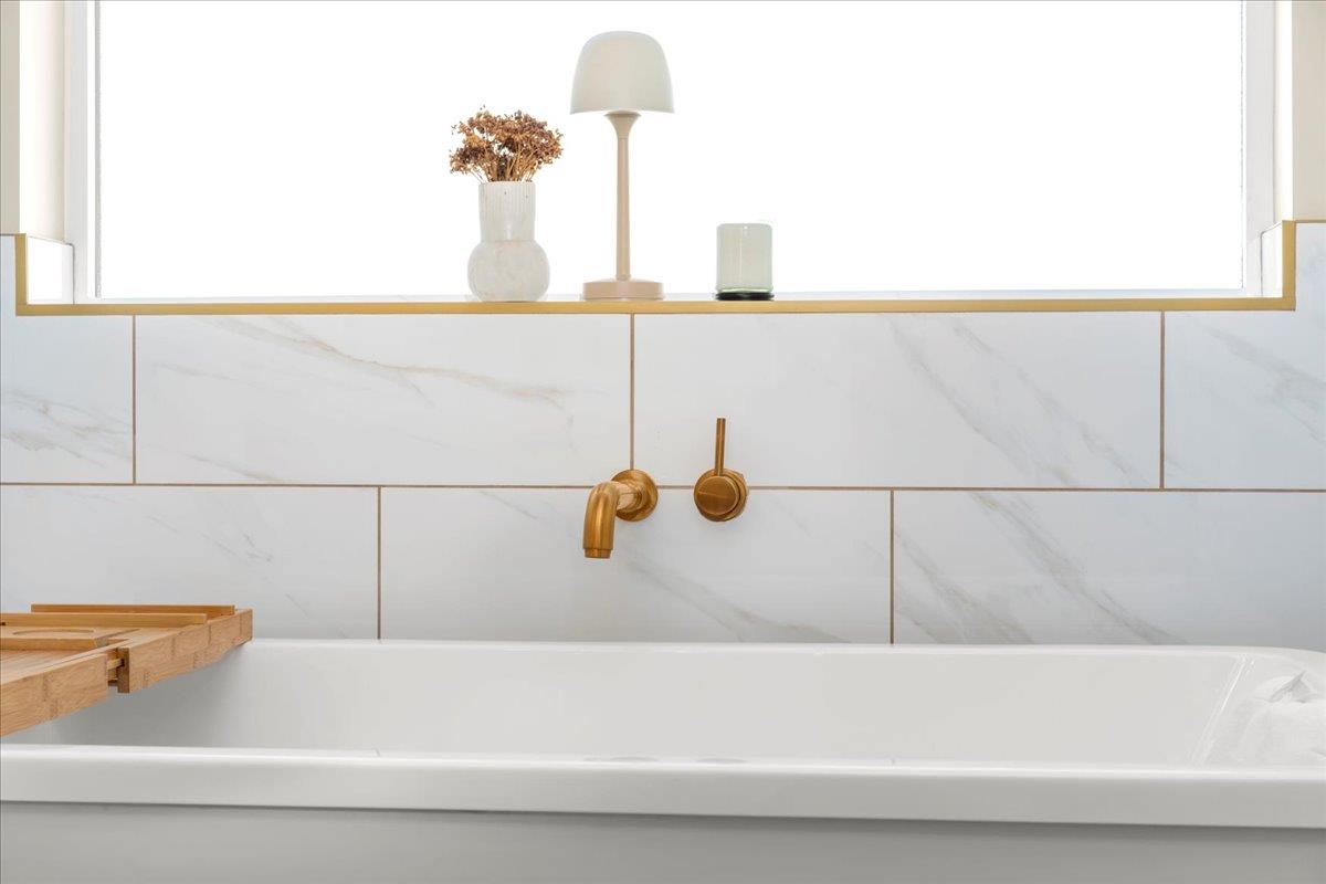 3775 Bell Road Auburn, CA 95603 - Photo 23 of 45 a bathroom with a bathtub