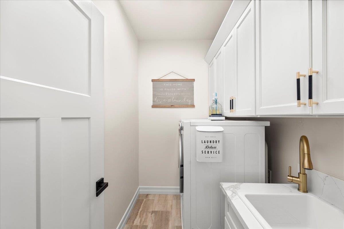 3775 Bell Road Auburn, CA 95603 - Photo 32 of 45 a bathroom with a sink a mirror and a bathtub