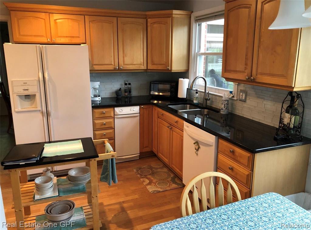 1876 Broadstone Road Grosse Pointe Woods, MI 48236 - Photo 12 of 53