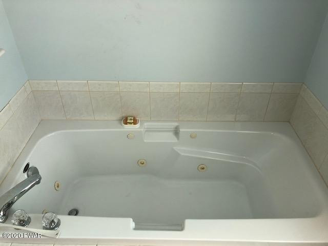 116 Maple Ridge Drive Hawley, PA 18428 - Photo 10 of 19 a bathroom with a bathtub
