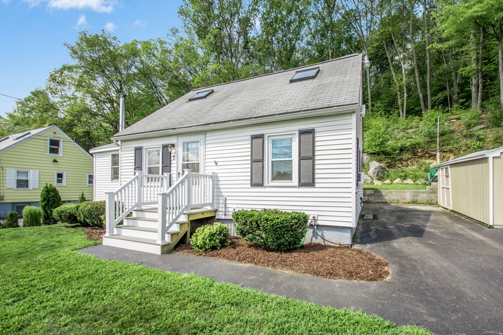 7 Crillon Road Worcester, MA 01605 - Photo 1 of 30 Gallery Image 1