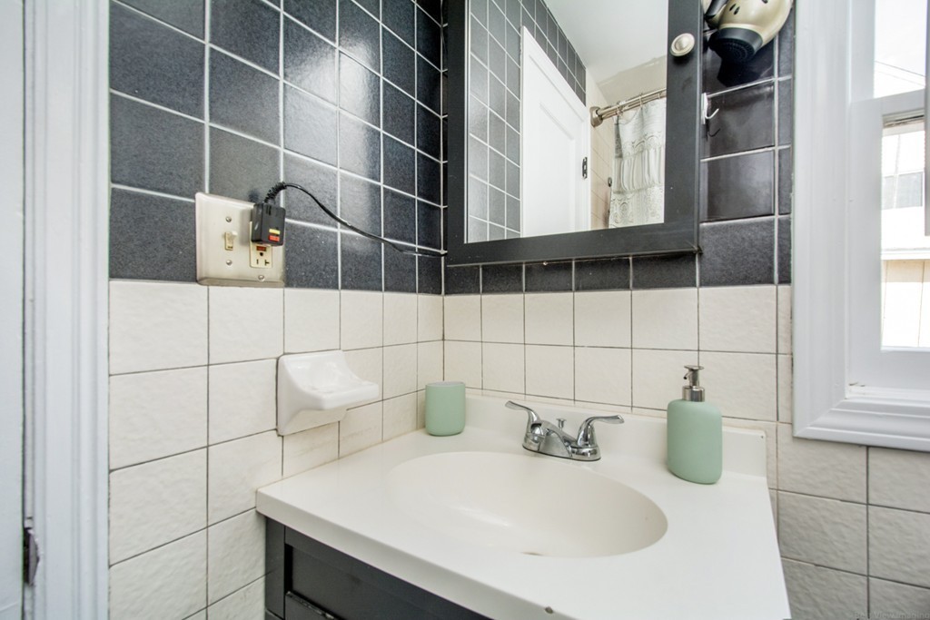 7 Crillon Road Worcester, MA 01605 - Photo 14 of 30 Gallery Image 14