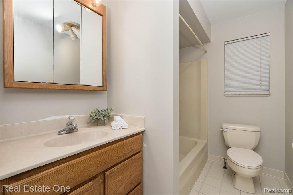 2745 Emmons Avenue Rochester Hills, MI 48307 - Photo 20 of 25