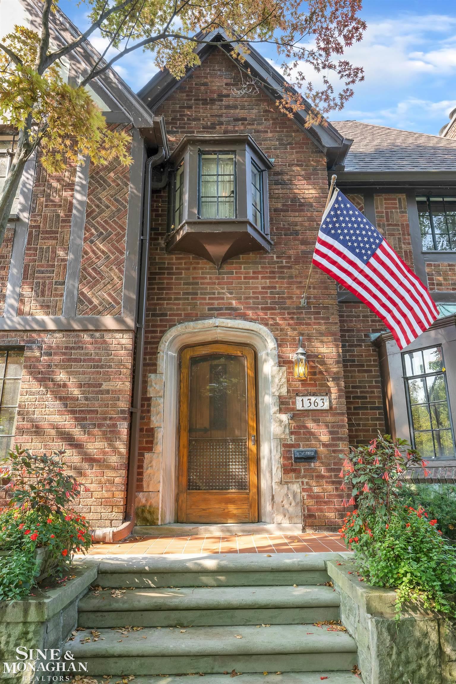 1363 Yorkshire Road Grosse Pointe, MI 48230 - Photo 3 of 67 50154348-298f8f06-e3e3-414b-aea6-c620d515a5c9.JPG