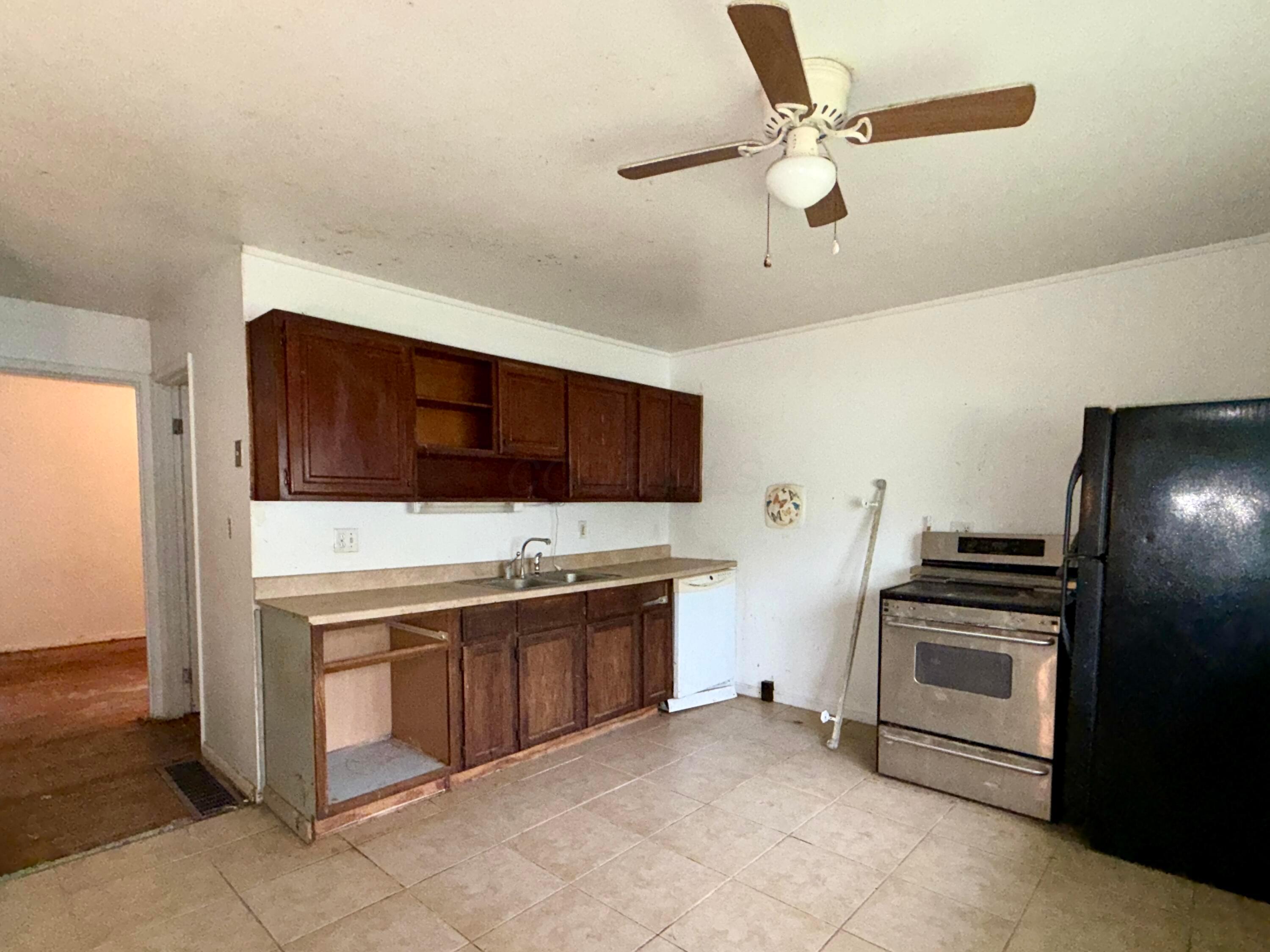 1685 Liscomb Road Columbus, OH 43207 - Photo 11 of 21 Kitchen.