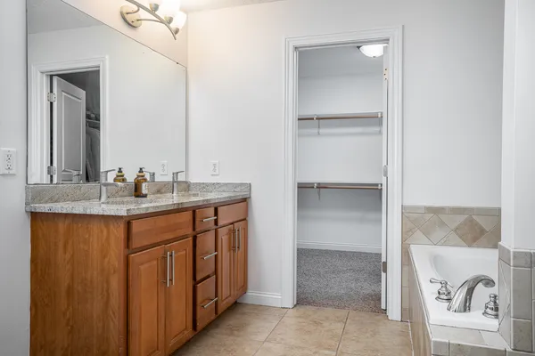 $499,900 | 6524 International Drive, Bettendorf, IA 52722