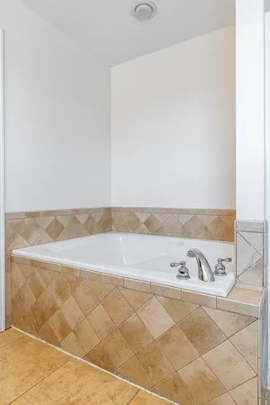 $499,900 | 6524 International Drive, Bettendorf, IA 52722