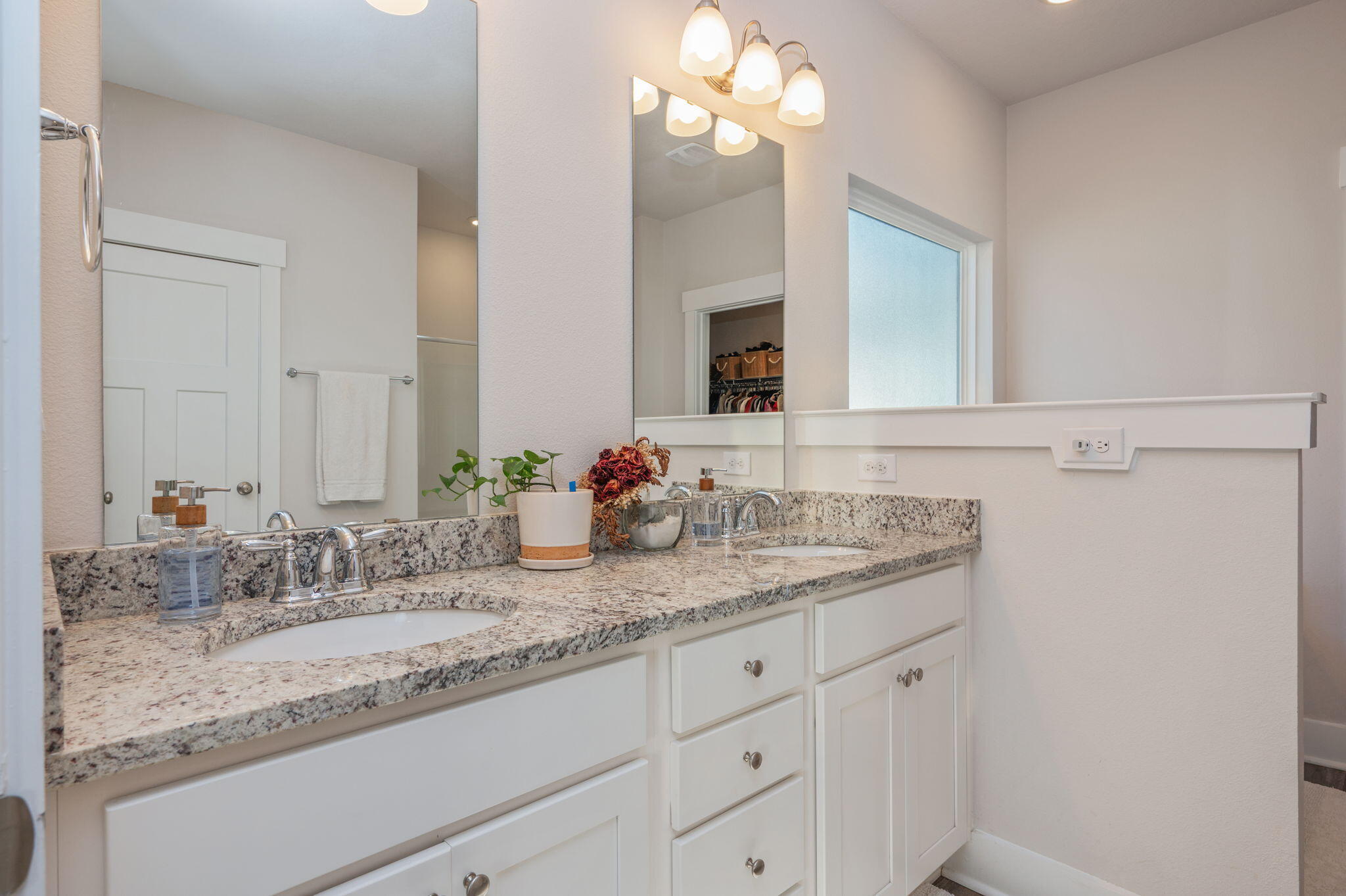 704 Quintana Street Crestview, FL 32539 - Photo 19 of 40 Primary bathroom