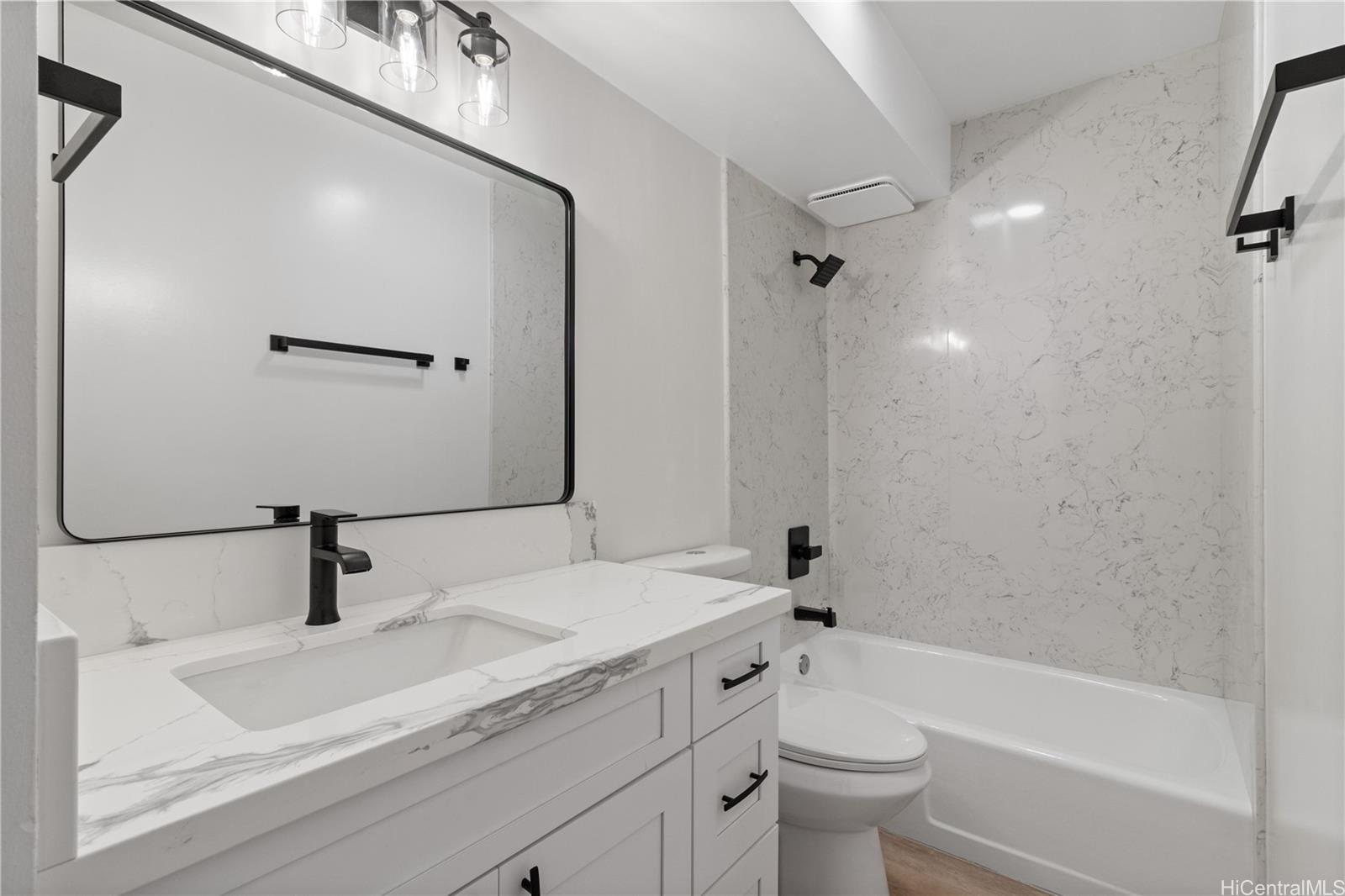 469 Ena Road, Unit 2304 Honolulu, HI 96815 - Photo 18 of 25 Stylish family bath with a coordinating vanity, hardware, and fixtures for a polished look