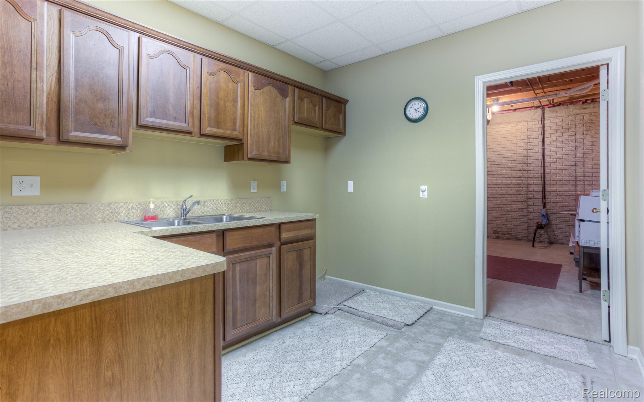 682 West Bluff Court Rochester, MI 48307 - Photo 32 of 37 682 W bluff interiors (26).jpg