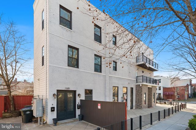 a car parked in front of white house