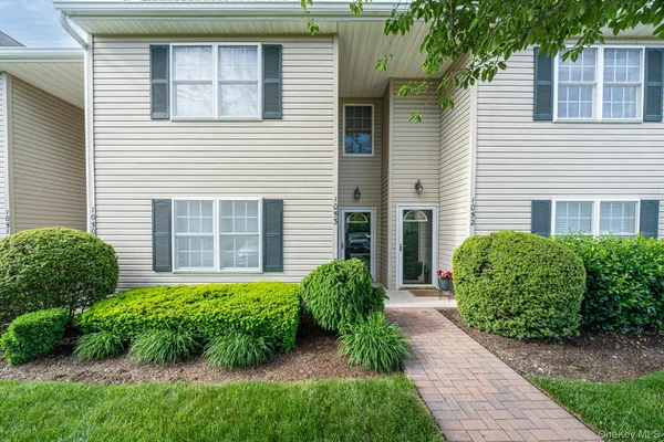 $739,900 | 1053 Savoy Drive, Melville, NY 11747