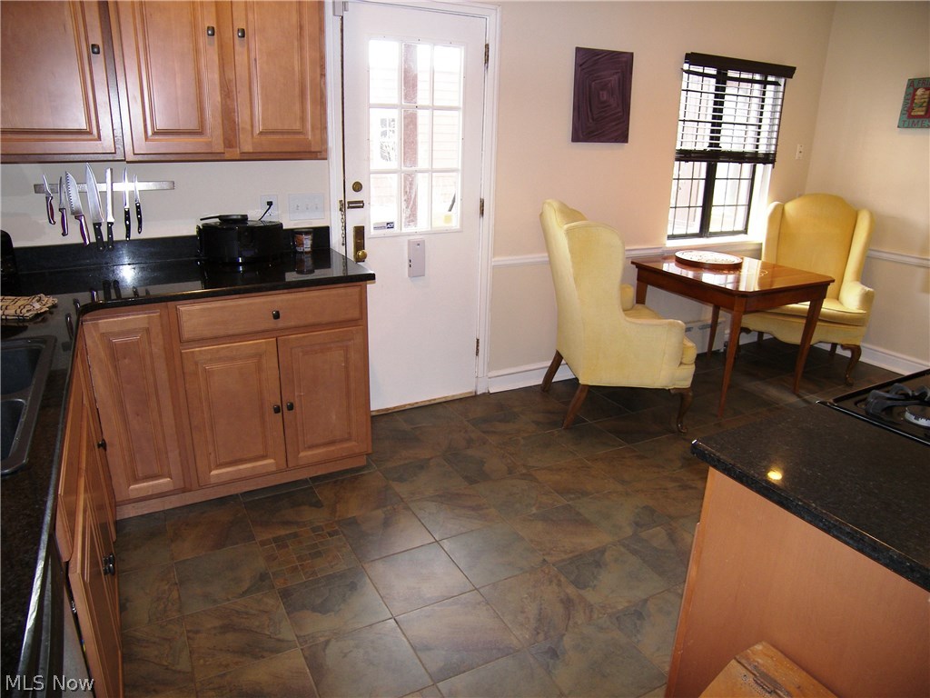 3591 Lytle Road Beachwood, OH 44122 - Photo 9 of 23 Kitchen with eating area