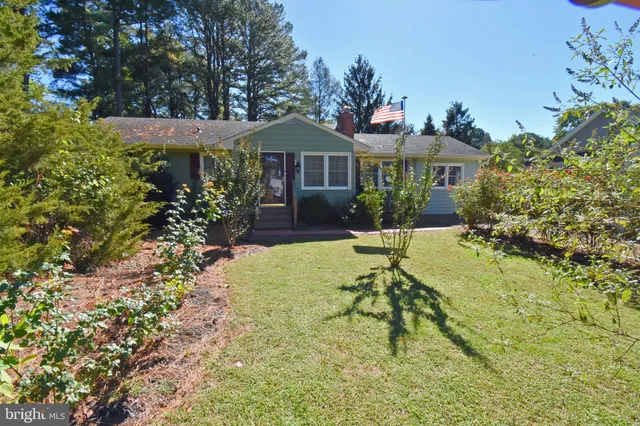 a view of a house with backyard and porch