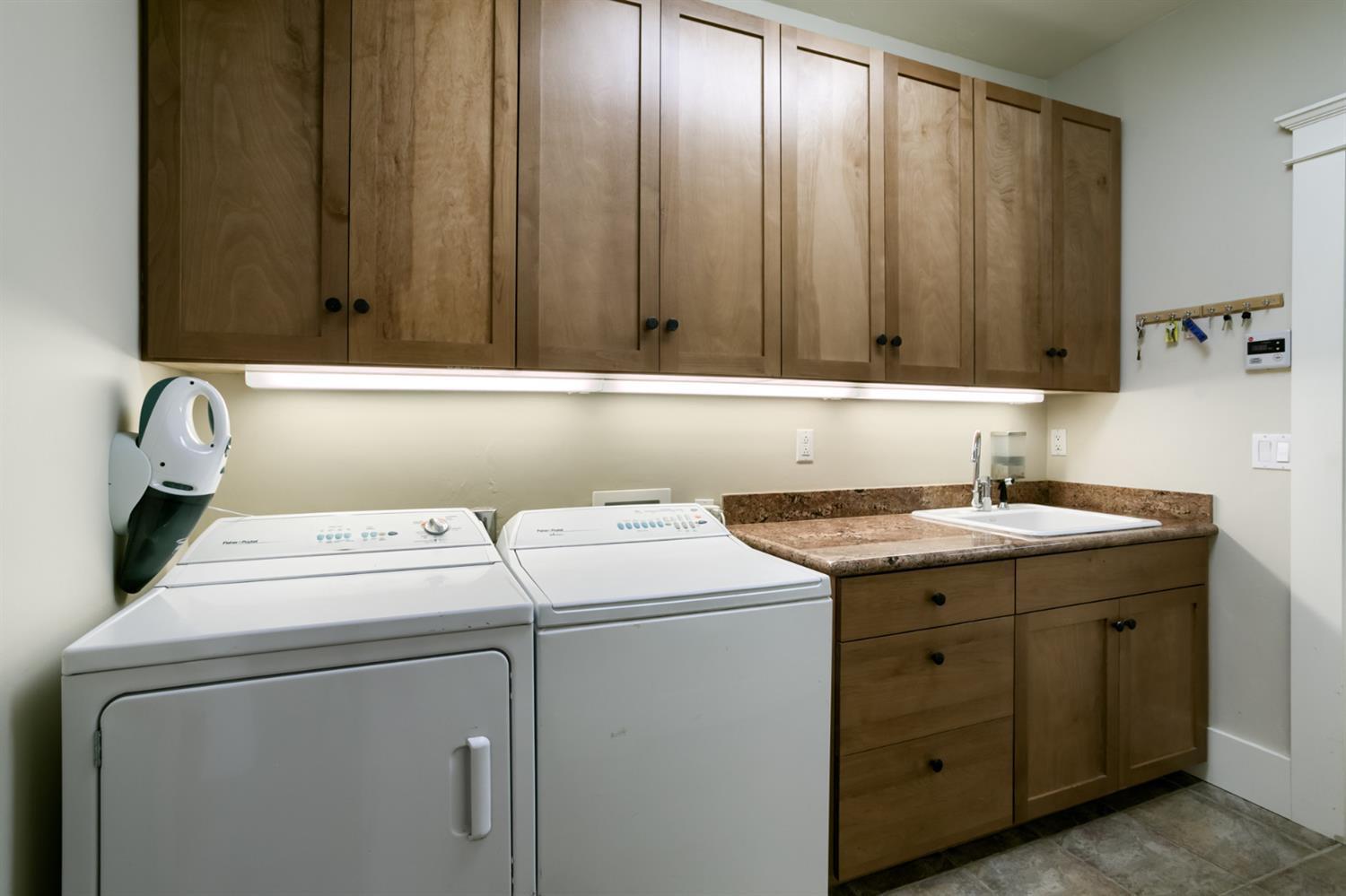 7672 Hyatt Prairie Road Ashland, OR 97520 - Photo 27 of 35 Laundry room has granite counter top, la